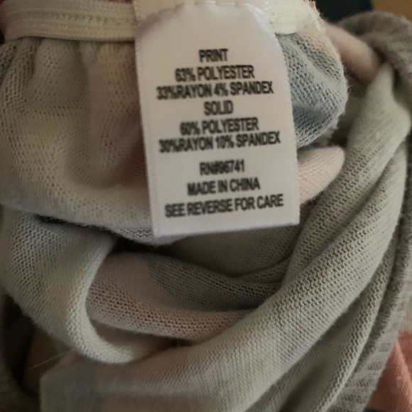 Lightweight soft women’s sweater size medium by Two Beautiful Maternity - Picture 6 of 7